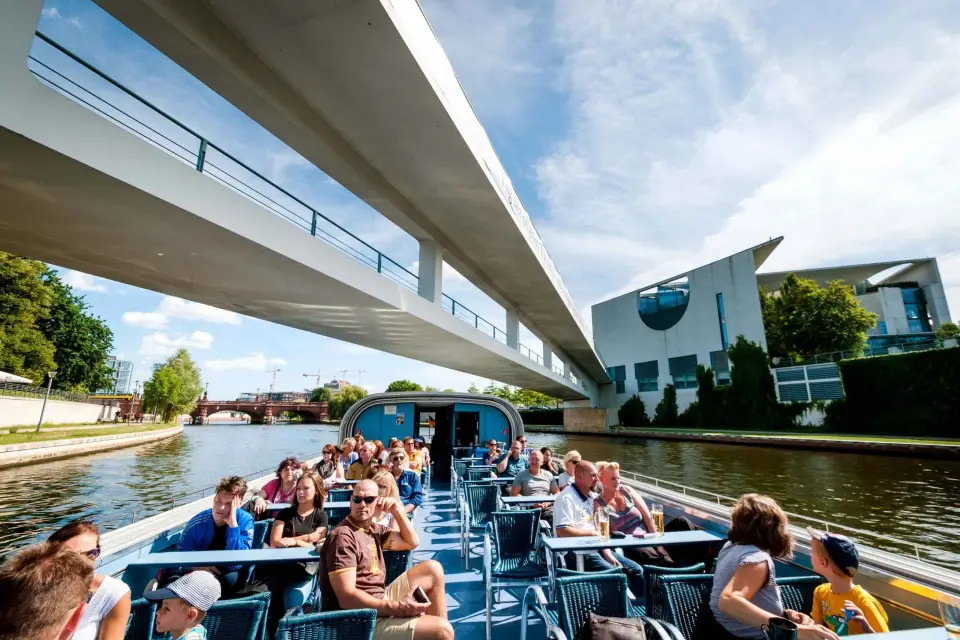 Berlín: tour de 3,25 horas en barco del Spree y Landwehrkanal
