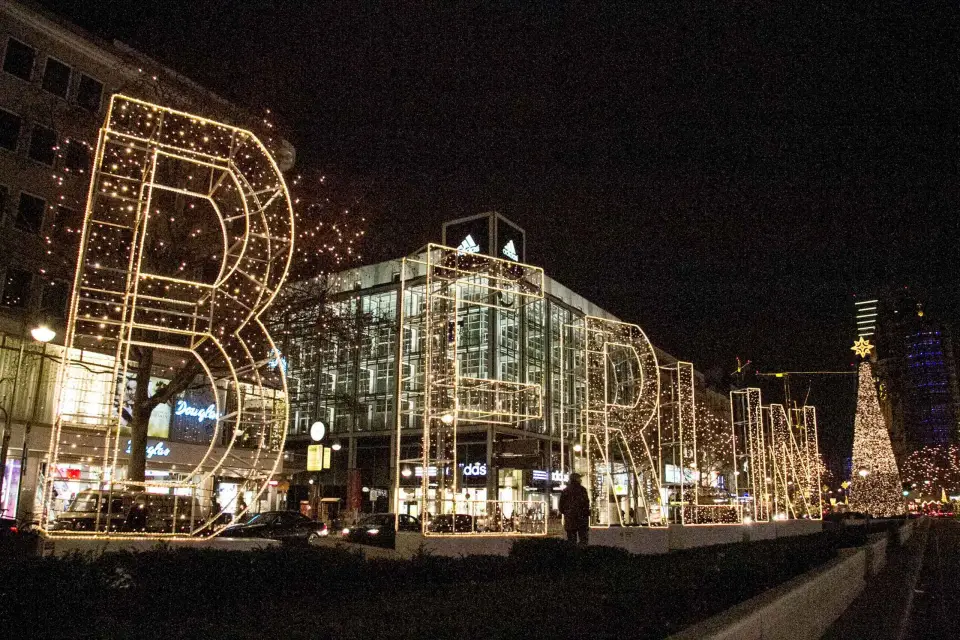 Berlín: tour en autobús de 2 horas con luces de Navidad y vino caliente incluido