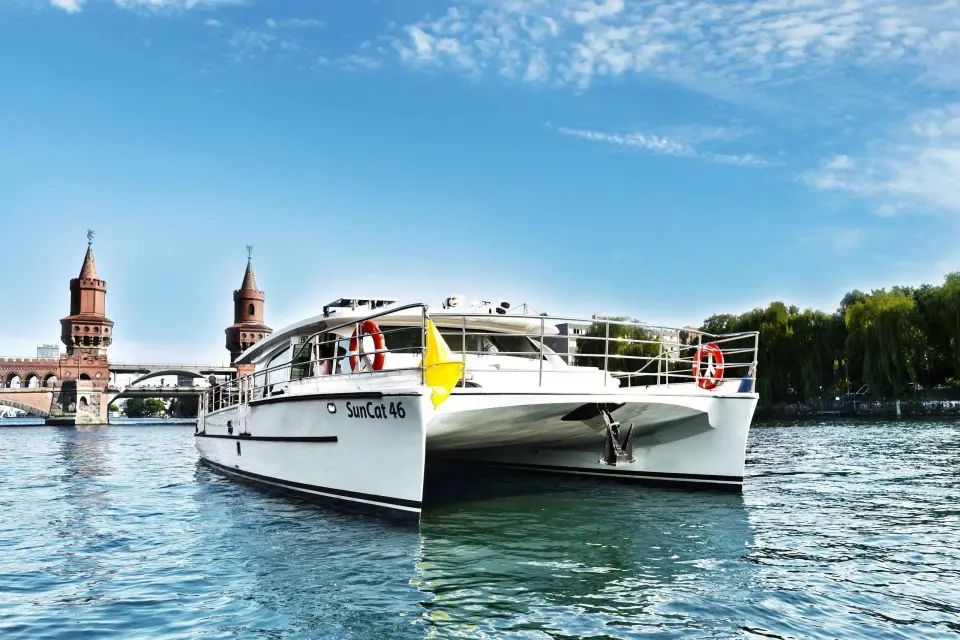 Berlín: Tour en barco en un catamarán propulsado por energía solar