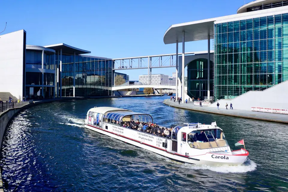 Berlín: Tour en barco con guía en directo