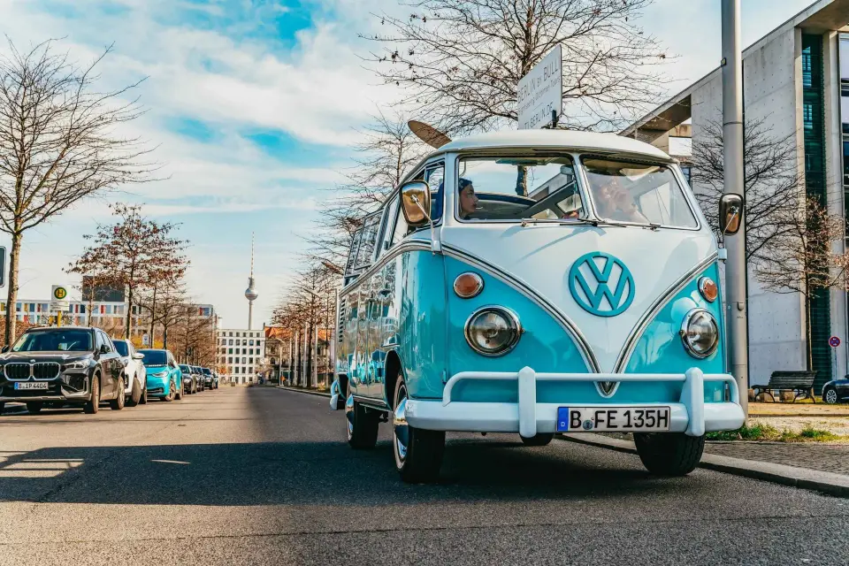 Berlín: Tour turístico en el clásico Volkswagen T1 Samba Bus