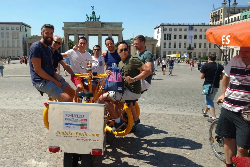 Berlín: Tour turístico guiado con bicicletas de conferencias