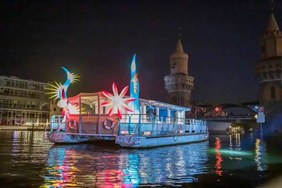 Berlín: Visita nocturna de la ciudad con barcos especialmente iluminados