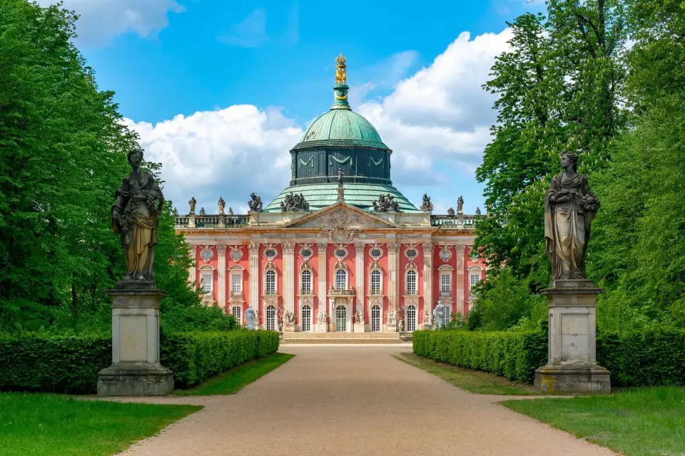Visita Privada a los Palacios y Jardines Reales de Potsdam en Furgoneta Negra