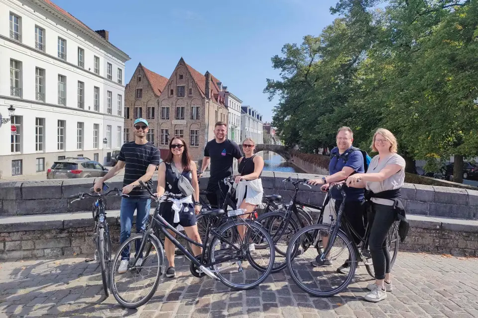 ¡Brujas en bici con la familia y los amigos!