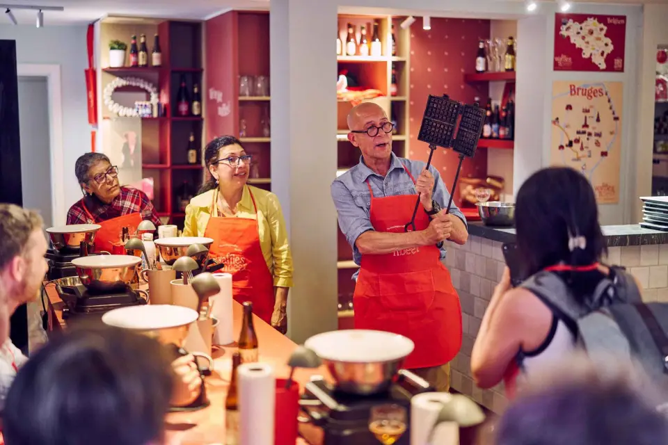 Brujas: Desayuno con gofres belgas y café: Todo lo que puedas comer