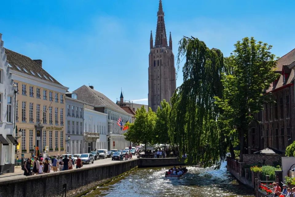 Brujas: Primer Paseo de Descubrimiento y Lectura a Pie