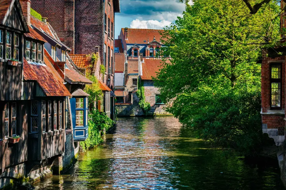 Visita a pie de Brujas con tu propio AI-guía en el móvil