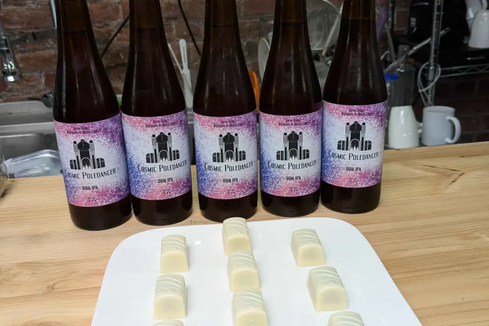 Cata de chocolate y cerveza en una cervecería y destilería artesanales
