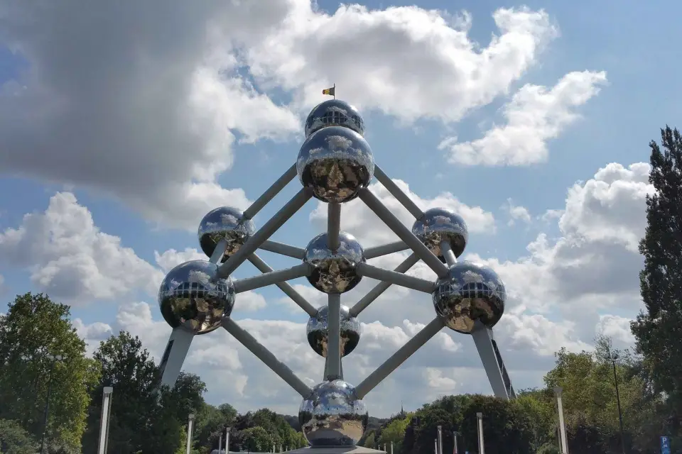 Bruselas: Entrada al Atomium y tour a pie con audio en la aplicación