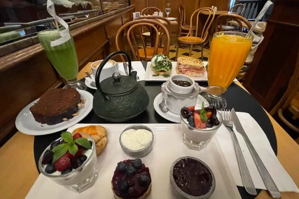 Brunch para 2 en El Gato Negro - Bar Notable de la Ciudad