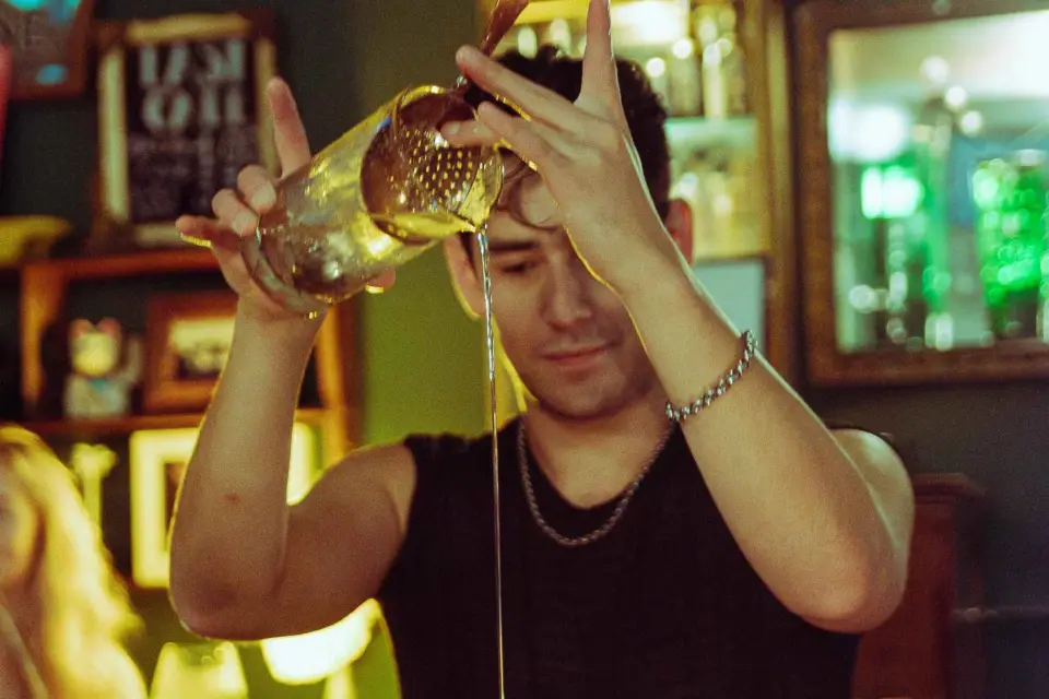 Cóctel en un bar con un barman