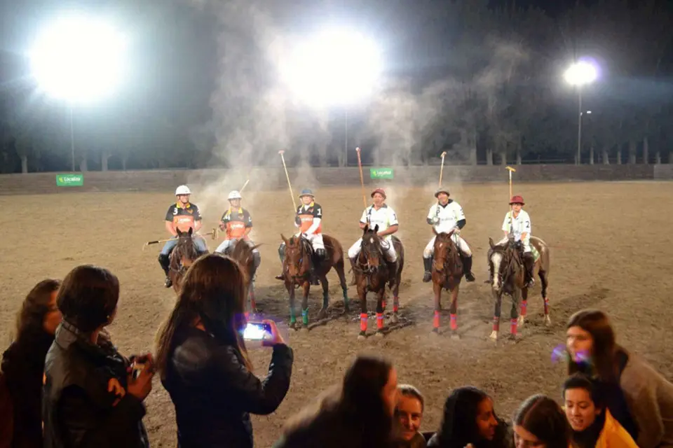Desde Buenos Aires: Partido de polo nocturno con barbacoa