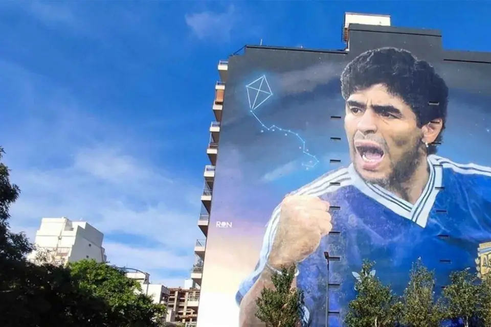 Tour de graffitis de leyendas del fútbol argentino: Messi y Maradona