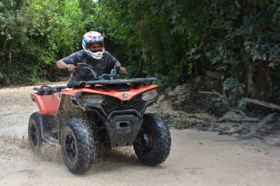 Cancún: Aventura en la Jungla en ATV con Cenote y Circuito de Tirolinas