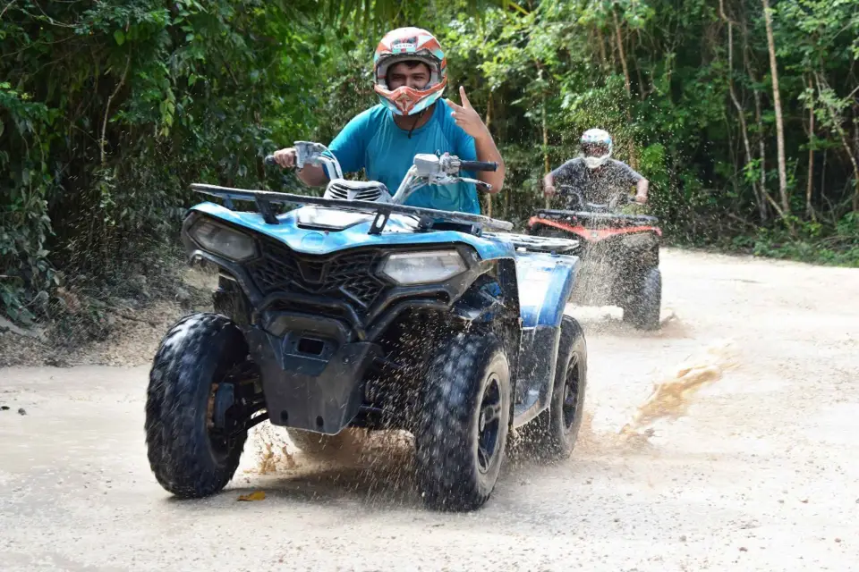 Cancún: Aventura en la selva en quad con tirolinas y baño en cenote