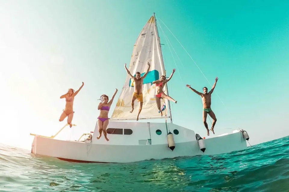 Isla Mujeres: ¡Viaje en Catamarán a la Isla y Barra Libre!