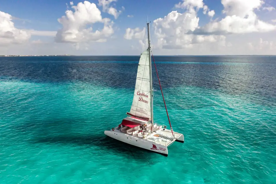 Cancún: Catamarán Isla Mujeres c/comida a bordo y bebidas