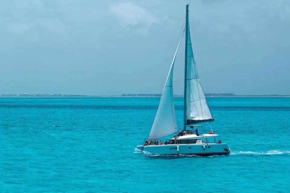 Catamarán Isla Mujeres + Combo Coco Bongo