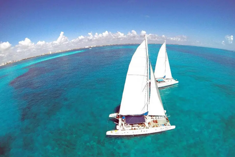Catamarán a isla mujeres open barFF