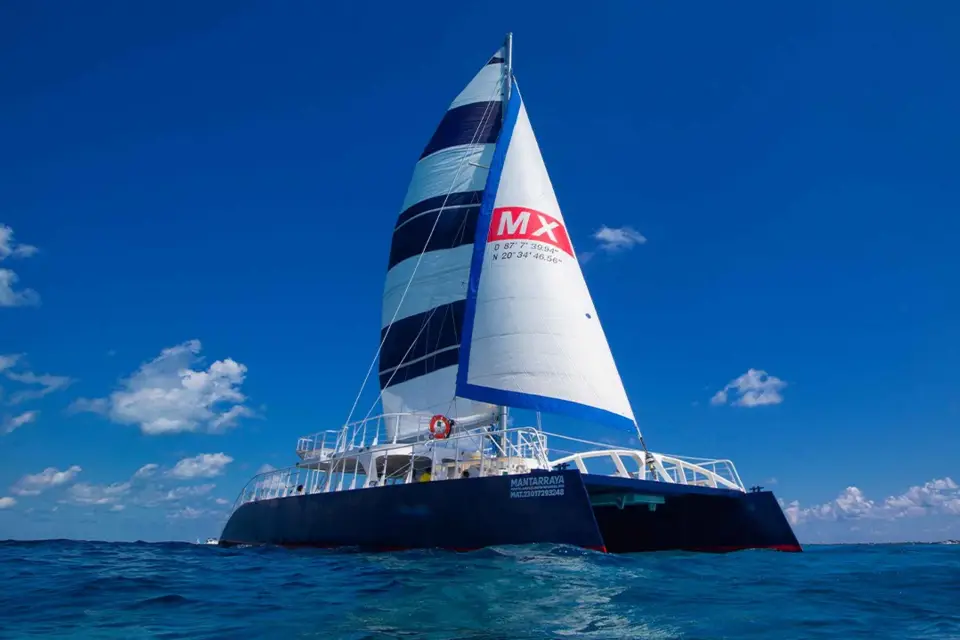 Catamarán a Isla Mujeres, snorkel, club de playa, comida y bar