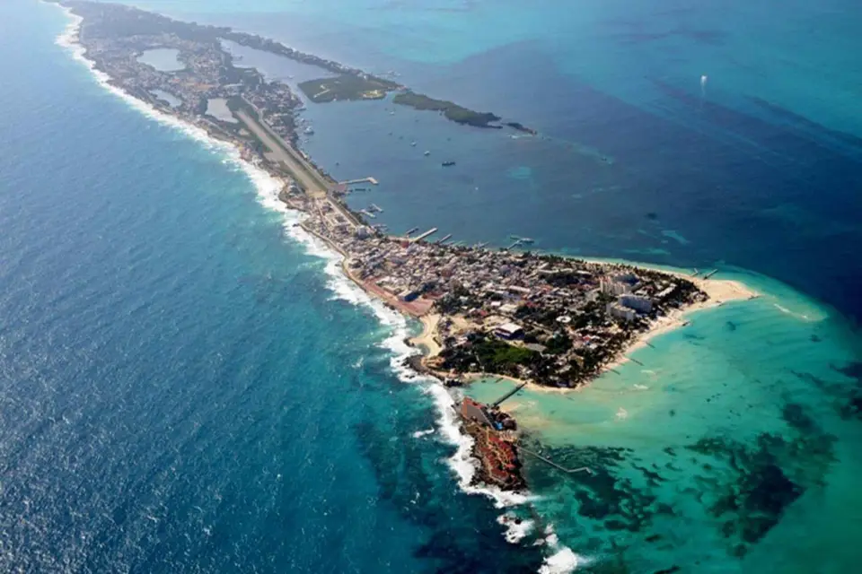 Cancún: Catamarán privado de medio día a Isla Mujeres
