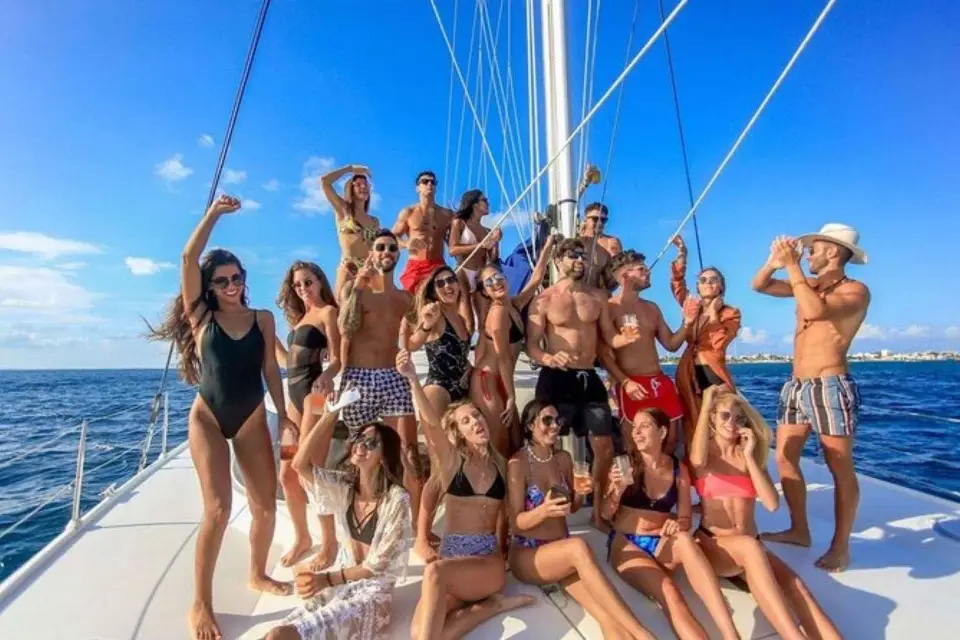 Cancún: Catamarán a Vela con Barra Libre a Isla Mujeres