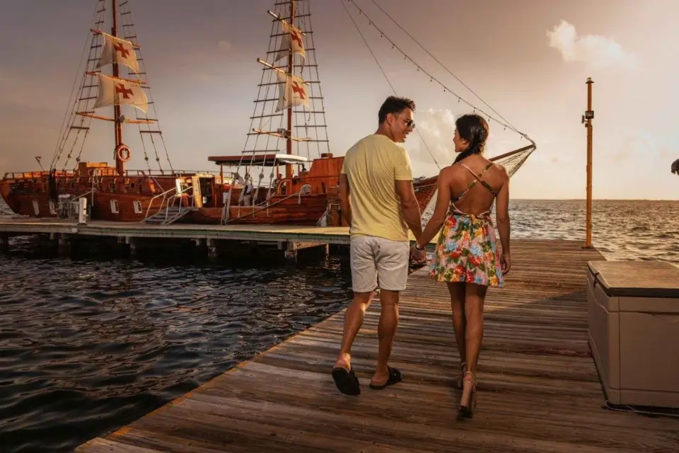 Cancún: Cena Crucero Romántica con barra libre y música en directo