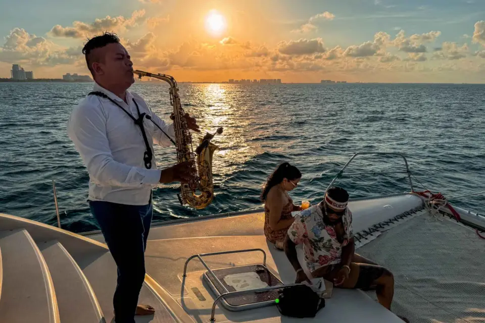 Cancún: Crucero al Atardecer Sólo Adultos con Música en Directo y Barra Libre