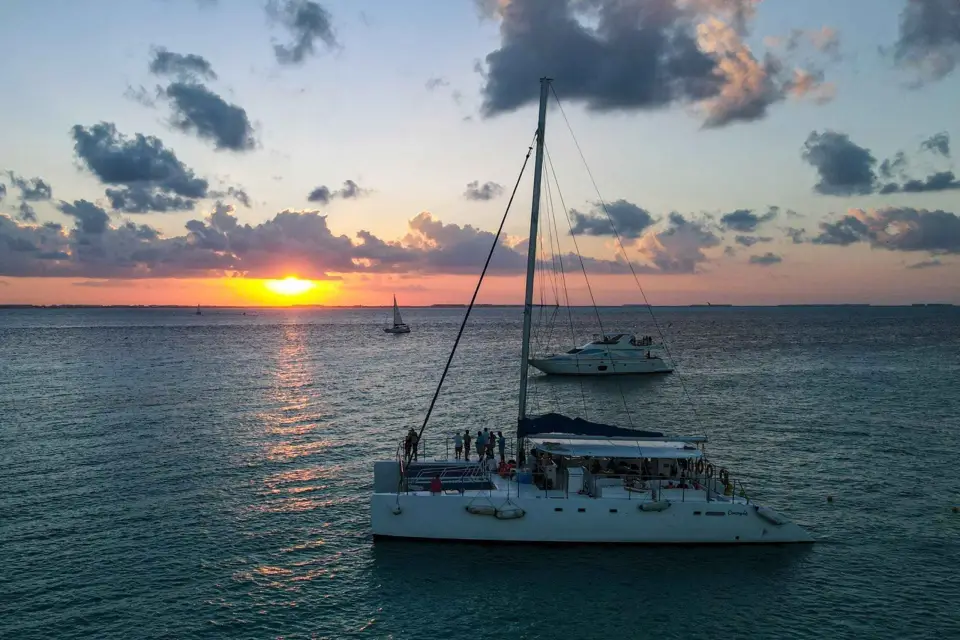 Desde Cancún: crucero en catamarán al atardecer por Isla Mujeres
