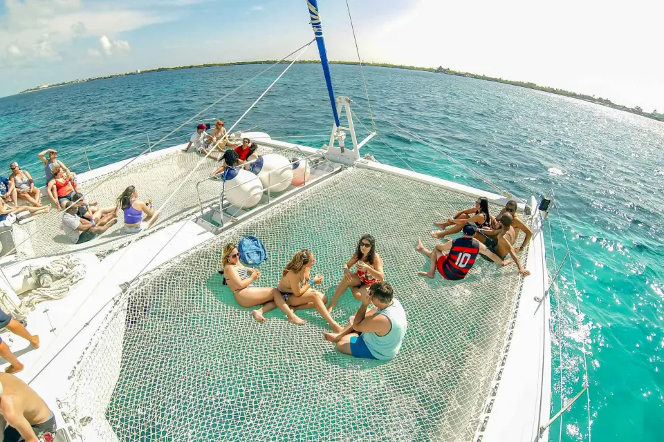 Desde Cancún: Crucero en Catamarán a Isla Mujeres con Barra Libre