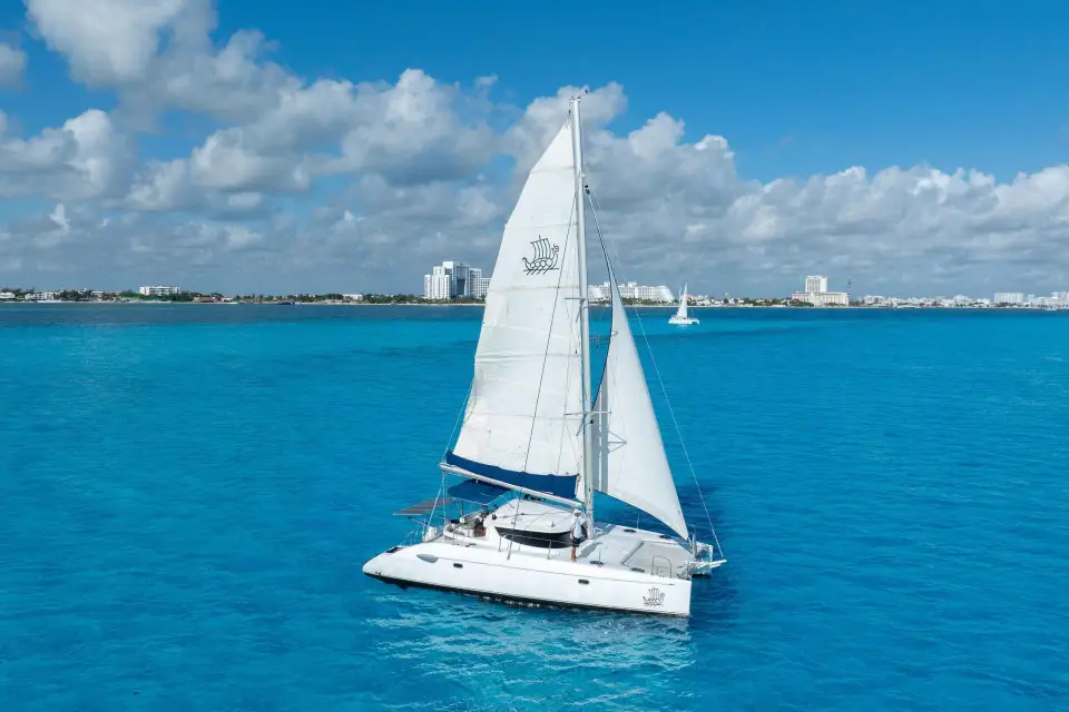 Cancún: Crucero en catamarán por Isla Mujeres con snorkel