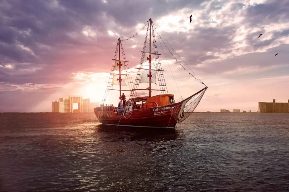 Cancún: crucero con cena romántica Columbus
