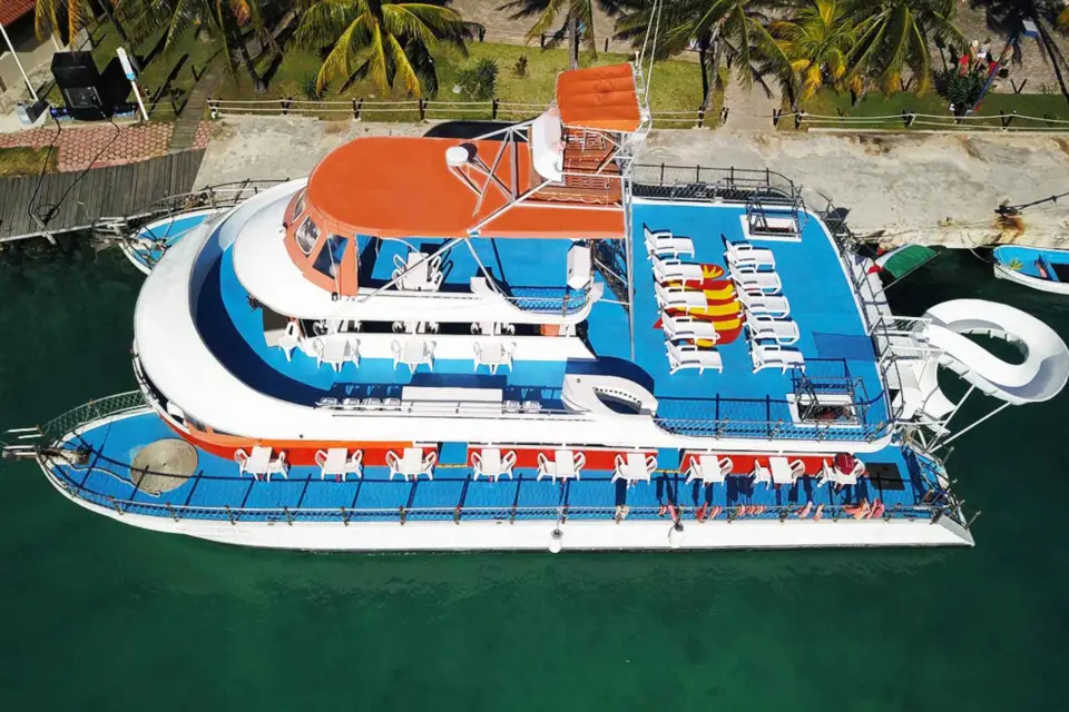 Cancún: Crucero de un día en catamarán a Isla Mujeres