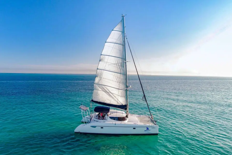 Cancún: Crucero Privado en Catamarán Personalizable con Barra Libre