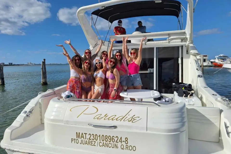 Cancún: Crucero privado en yate de lujo con flybridge de 46 pies