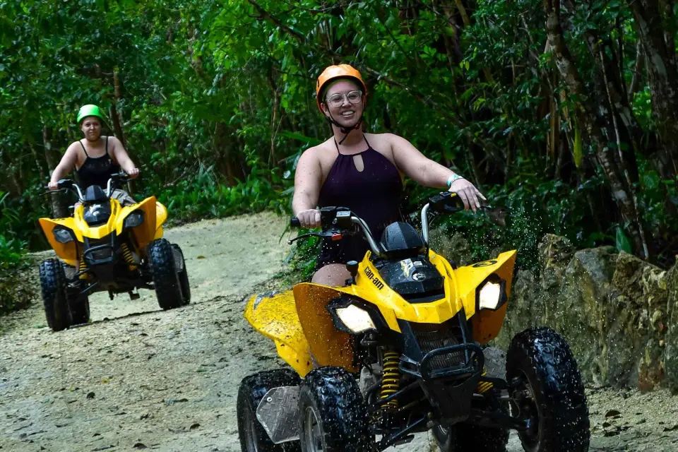 Día de la pareja ATV: Promoción ATV, cenote y tirolesa desde Cancún