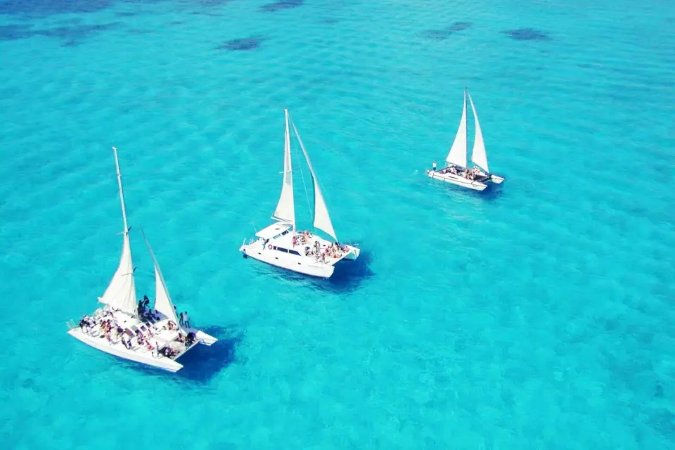 Excursión en barco a Isla Mujeres con almuerzo y barra libre