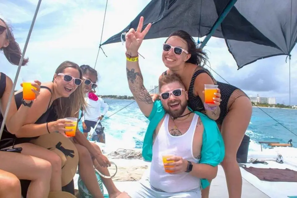 Cancún: Excursión en catamarán a Isla Mujeres sin traslado