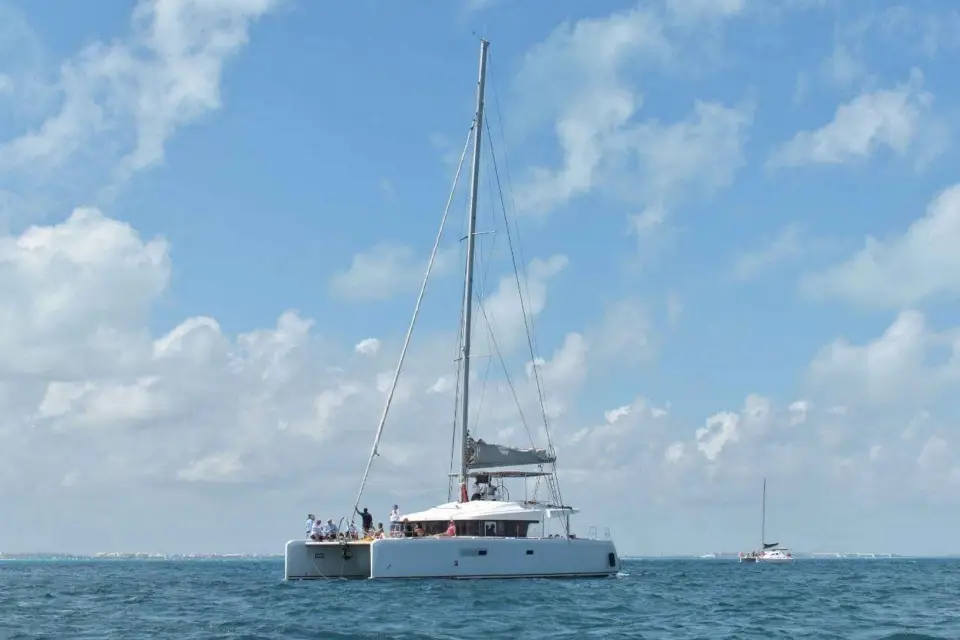 Cancún: Excursión en catamarán a Isla Mujeres con comida y snorkel