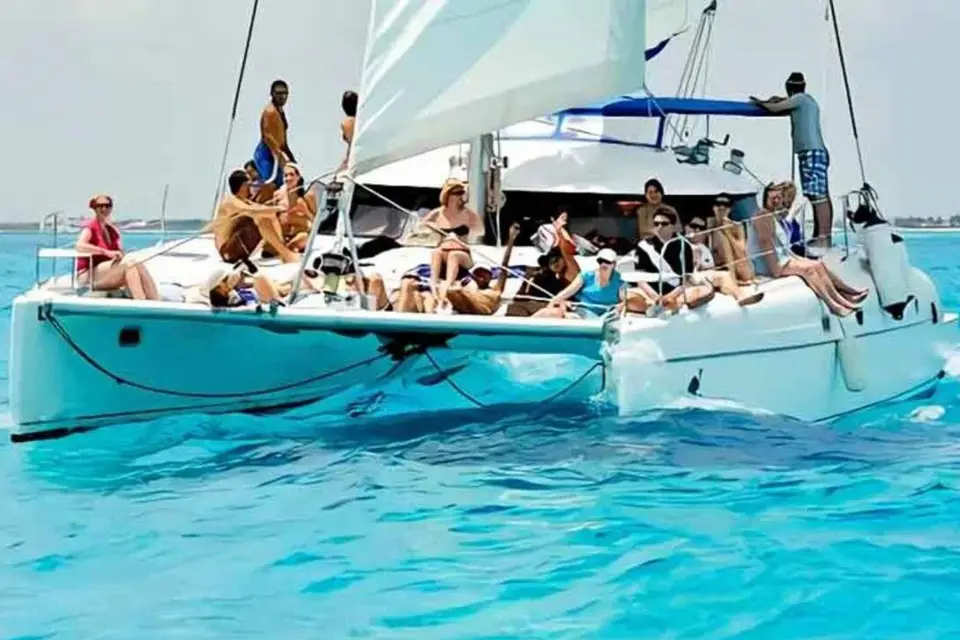 Cancún: Excursión en catamarán por Isla Mujeres con Maya Travel
