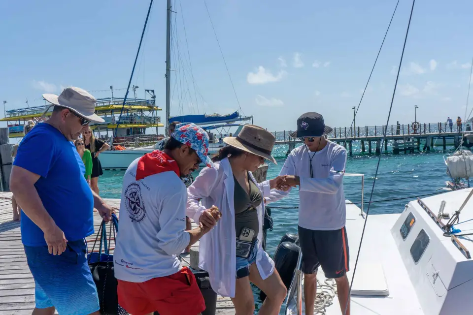 Excursión en catamarán a Isla Mujeres con snorkel y barra libre