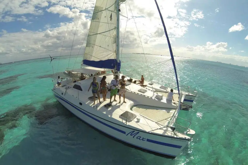 Excursión Catamarán a isla mujeres snorkel y barra libre