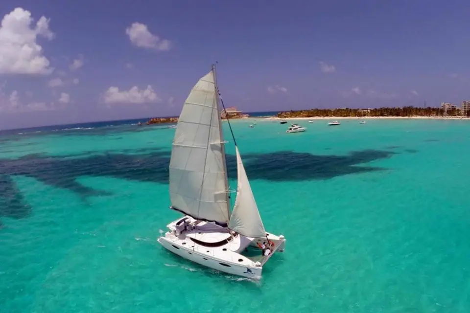 Cancún: Excursión en Catamarán a Isla Mujeres, Snorkel y Barra Libre