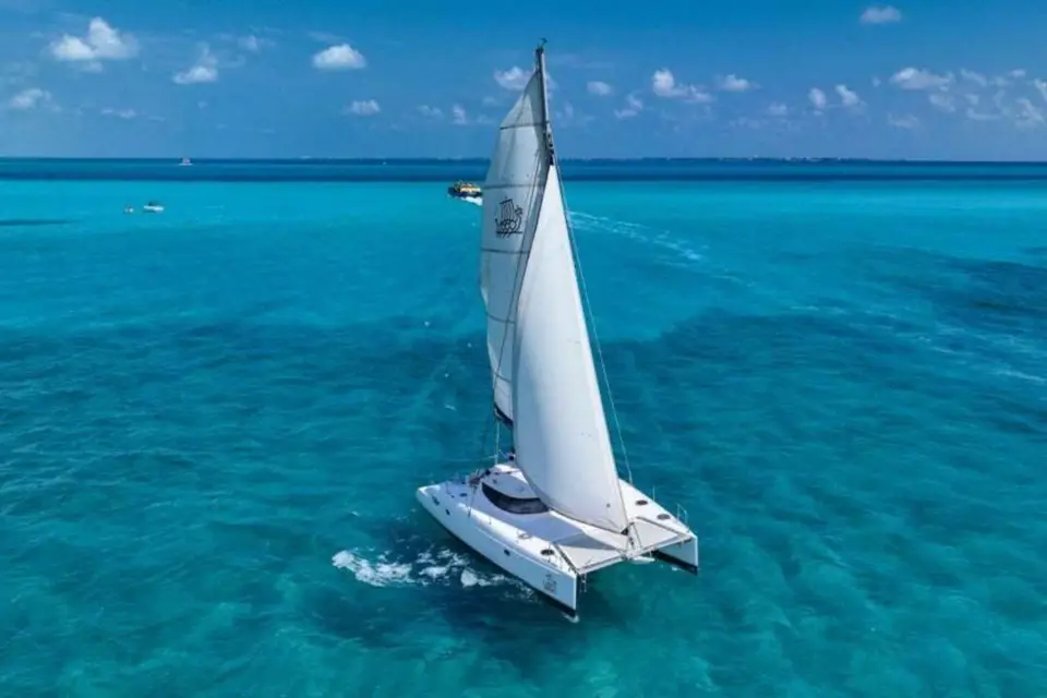 Excursión en catamarán a Isla Mujeres con snorkel y club de playa