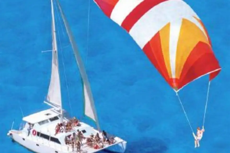 Cancún: Excursión en Catamarán a Isla Mujeres y Snorkel