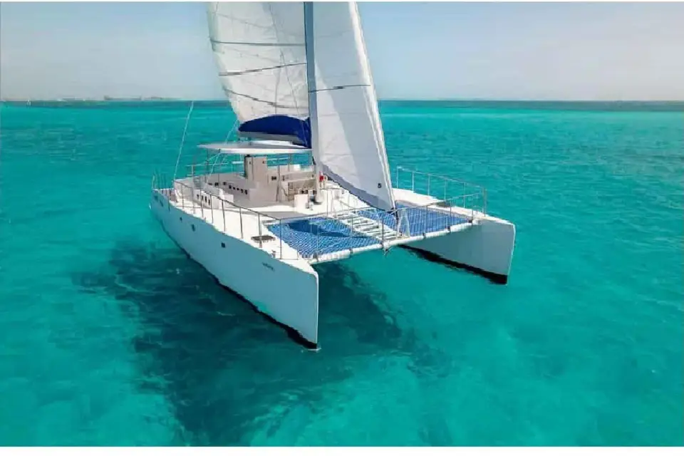 Excursión de lujo en catamarán a Isla Mujeres (comida+transporte)