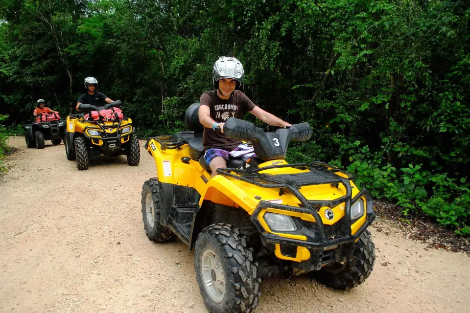 Excursión en quad, tirolesa individual y baño en el cenote