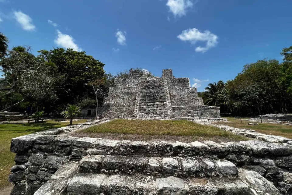 Excursión a las Ruinas Mayas de Cancún el Meco con Parasailing en la Bahía de Cancún