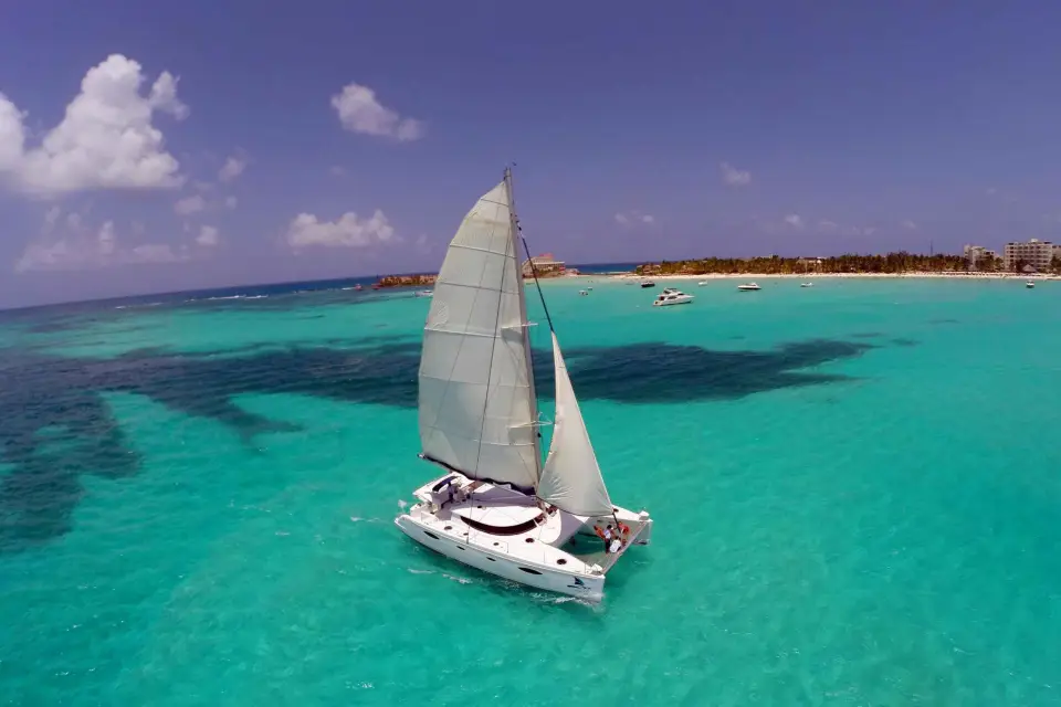 Excursión en velero de día completo a Isla Mujeres con opciones de traslado